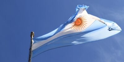 Bolsa da Argentina dispara mais de 120% em um ano; ainda vale a pena investir?